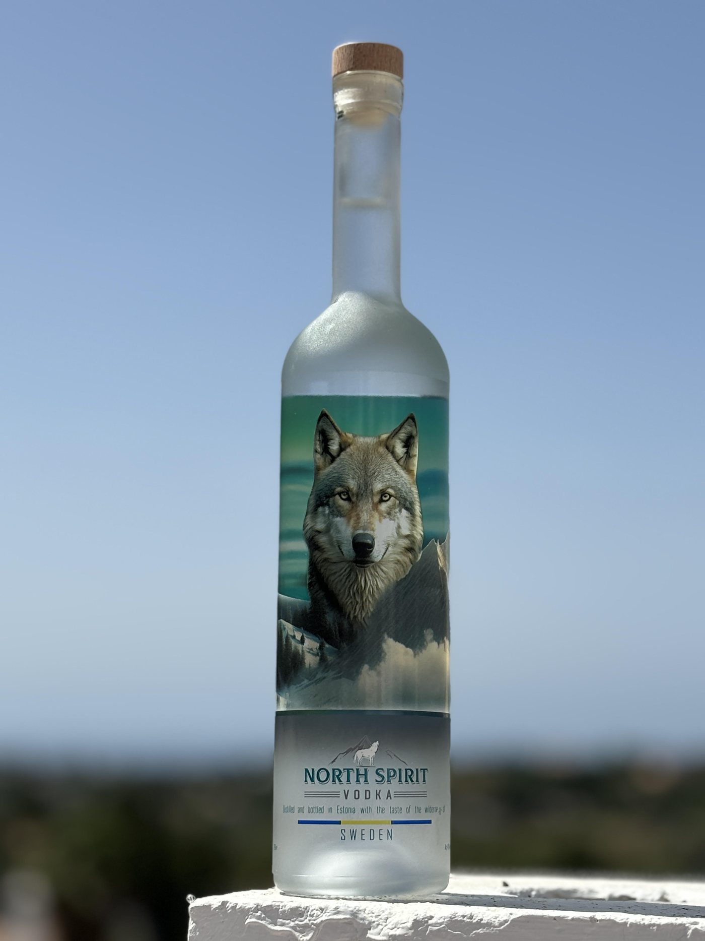 Una botella de North Spirit contra un cielo despejado