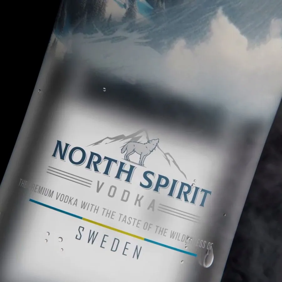La contraetiqueta del cuello: vodka con el sabor de lo salvaje, Suecia