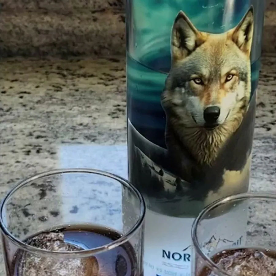 Una botella en la mesa con los tragos largos